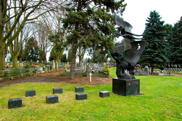 Illustration. Cimetière mémorial de Sainte-Walburge. Sculpture sur socle en granit en mémoire de soldats soviétiques décédés en Belgique pendant le seconde guerre mondiale. 2024-05-14